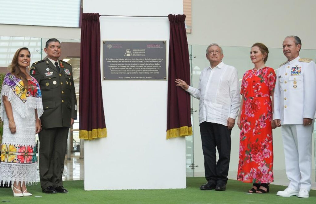 El Presidente López Obrador devela la Placa Conmemorativa en la Inauguración del Aeropuerto de Tulum