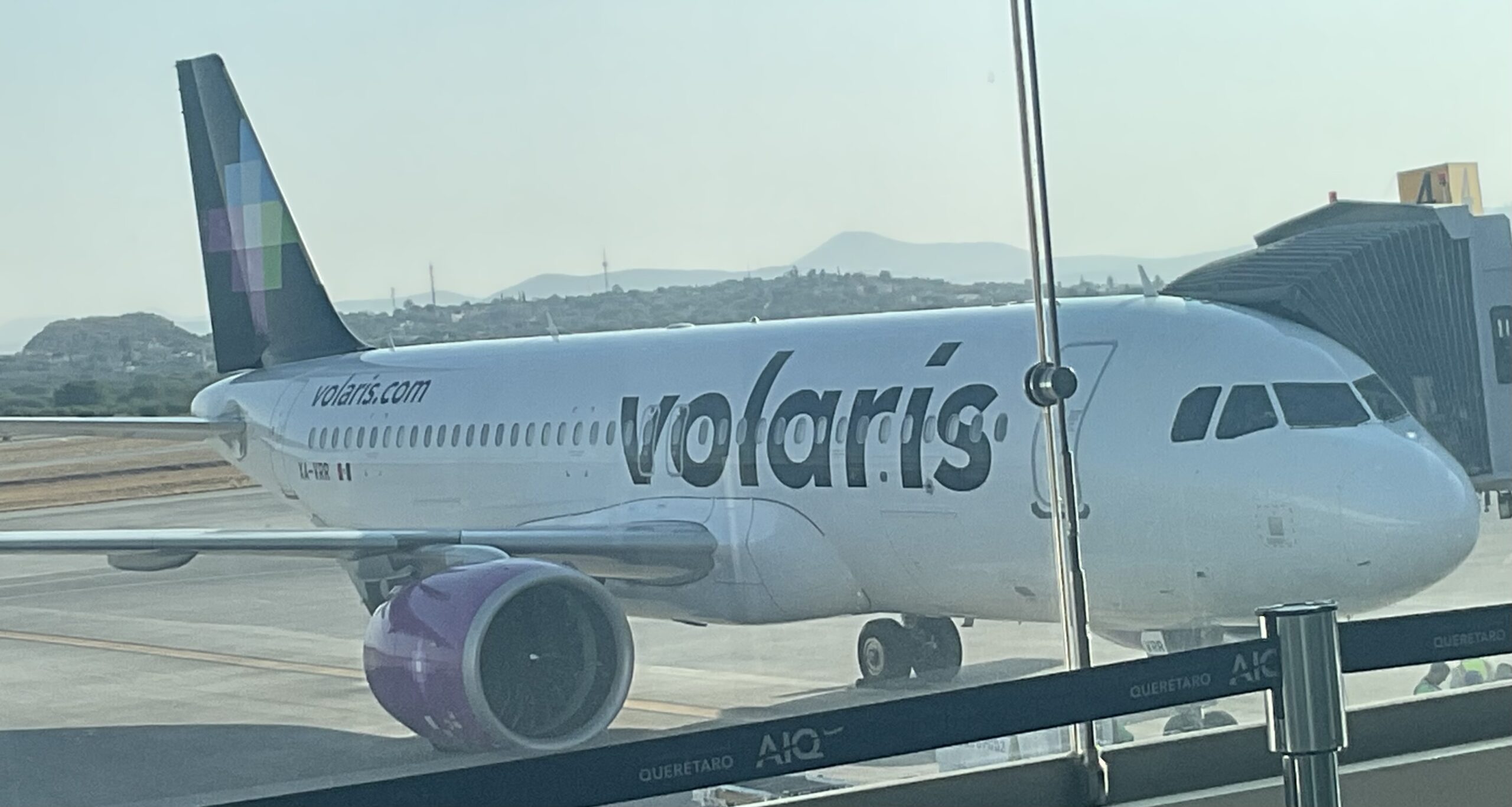 Avión Volaris A321neo en pista, aerolínea de las tarjetas de crédito co-branded INVEX